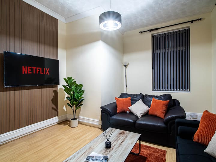 时尚的客厅配有两张舒适的沙发、智能电视和快速无线网络，为您提供舒适和娱乐。