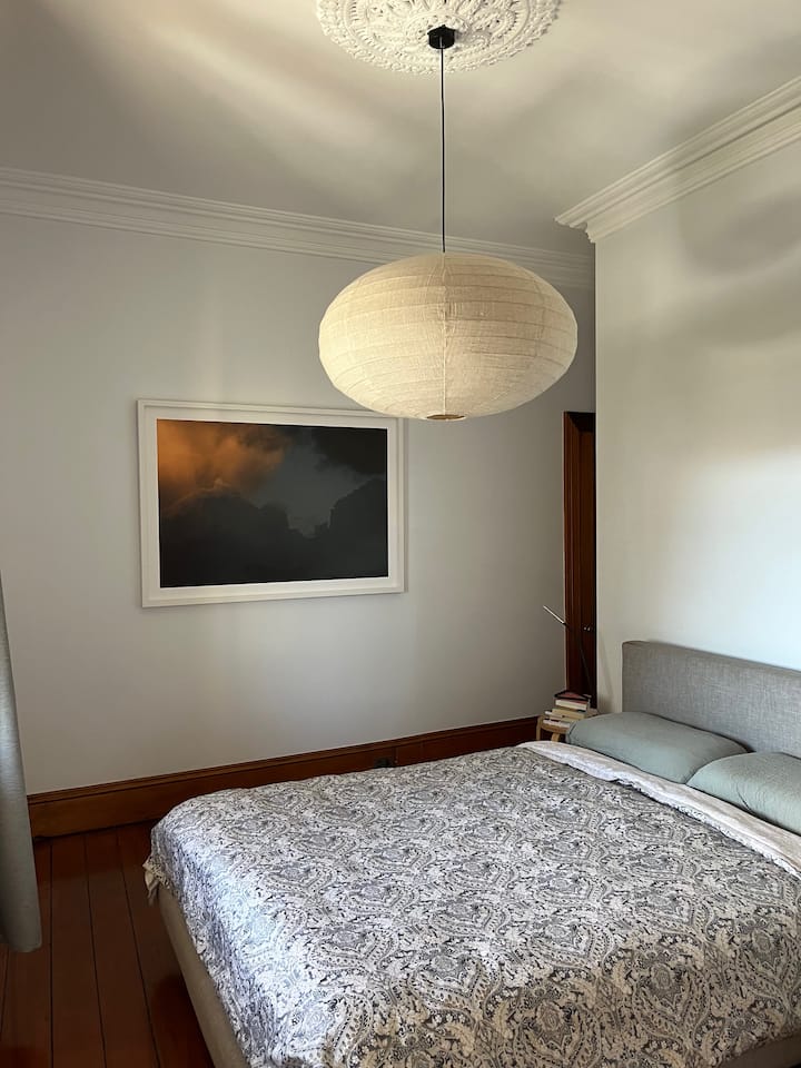 El dormitorio uno contiene una cama tamaño queen y se encuentra arriba con una ventana orientada al norte.
