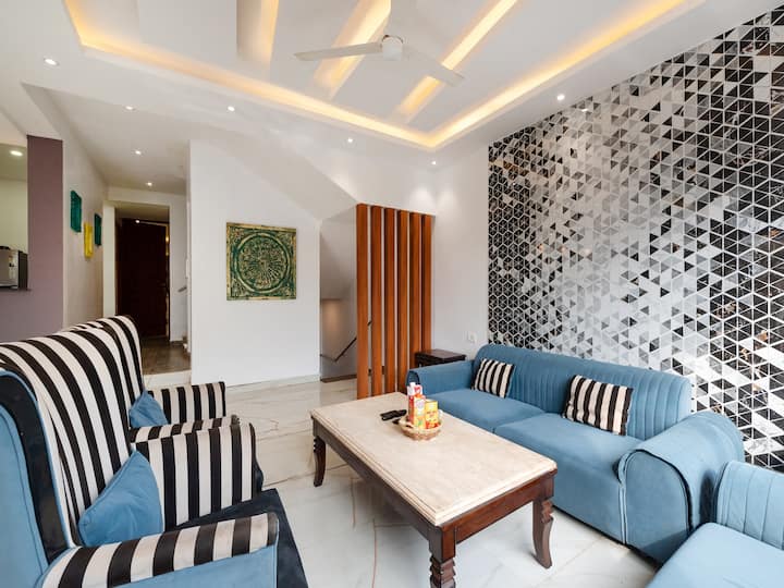 Living room image 6
