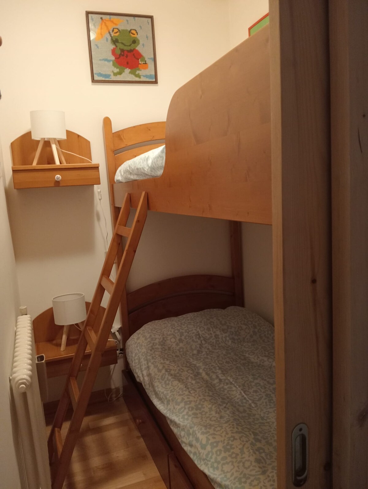 спална соба со кревет на спрат