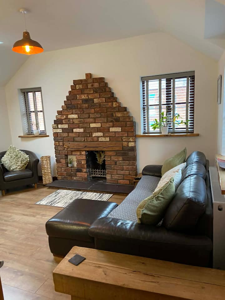 Luxury 2 Bed 1st Floor Apartment With Jacuzzi Bath - Wrexham
