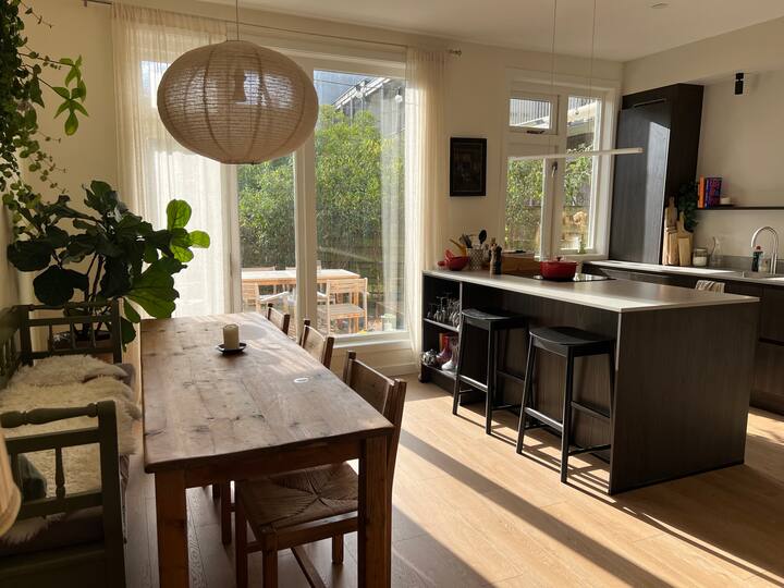 Charming Garden Apartment ~ 10 Min City Centre! - Amsterdam Centraal Station