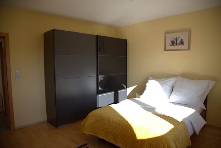 Cama doble 140*200, armario 220*250