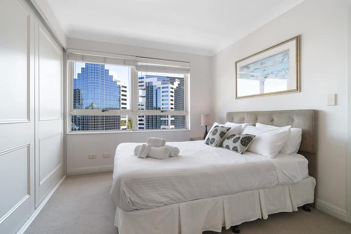 El acogedor dormitorio cuenta con una cama tamaño queen con un colchón cómodo, sábanas frescas y almohadas medianas/blandas para una noche de sueño reparador. Disfruta de hermosas vistas desde la ventana.