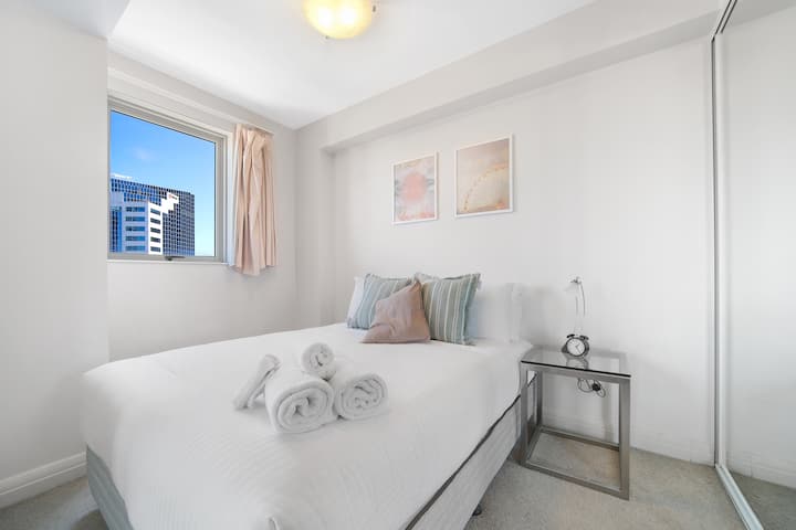 Este acogedor dormitorio cuenta con una cama doble con un colchón cómodo, sábanas frescas y almohadas suaves para un sueño reparador. Disfruta de una vista relajante desde la ventana y aprovecha el espacioso armario para guardar tus pertenencias durante tu estancia.