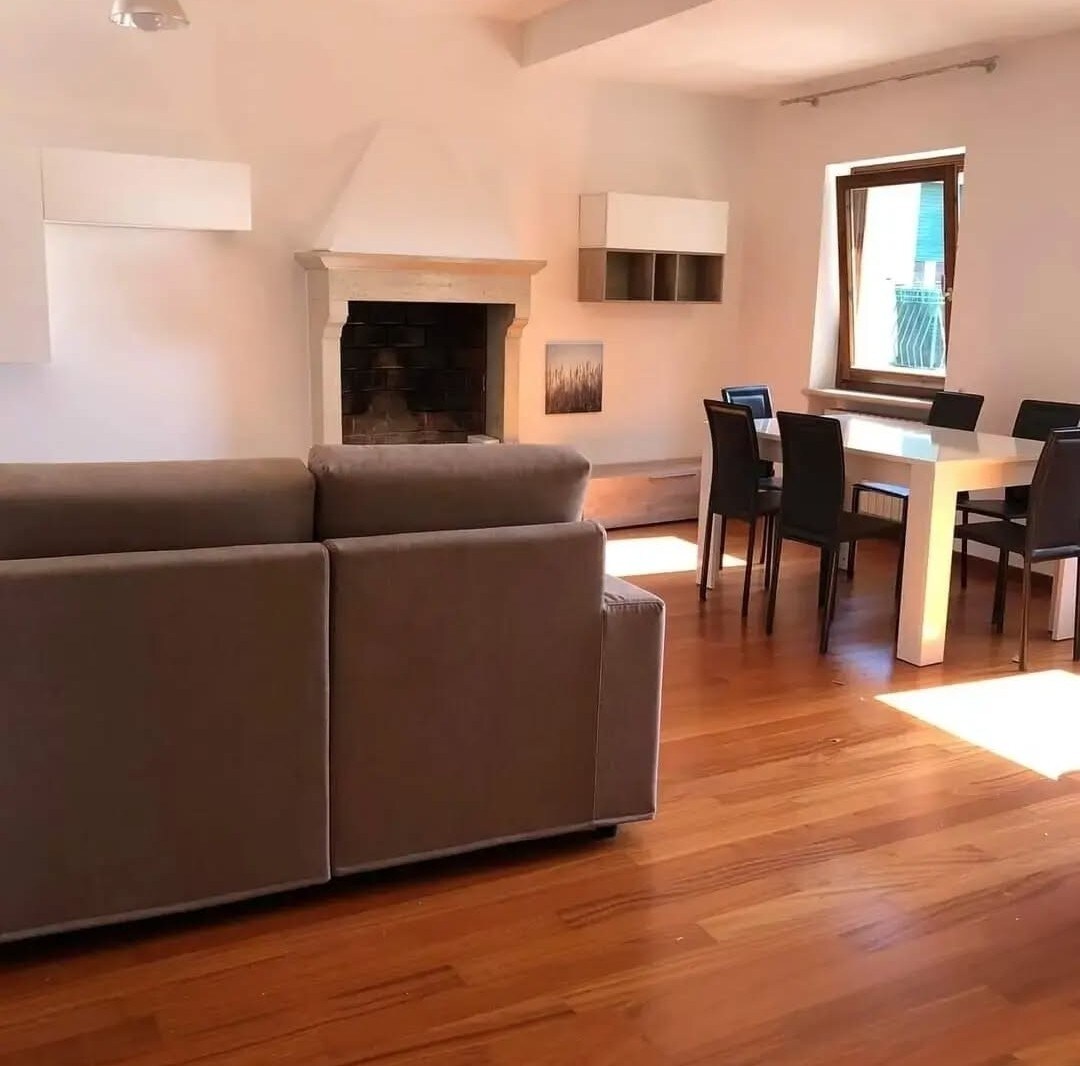 prostran i svijetao  dnevni boravak s parketom, stolom i 4 stolice.