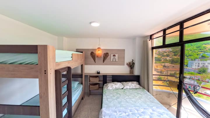 Quarto espaçoso e luminoso com vista para as montanhas. Possui uma cama de casal e um beliche de madeira, ideal para famílias. Desfrute de um ambiente legal, um armário espaçoso e uma decoração acolhedora para uma estadia tranquila.