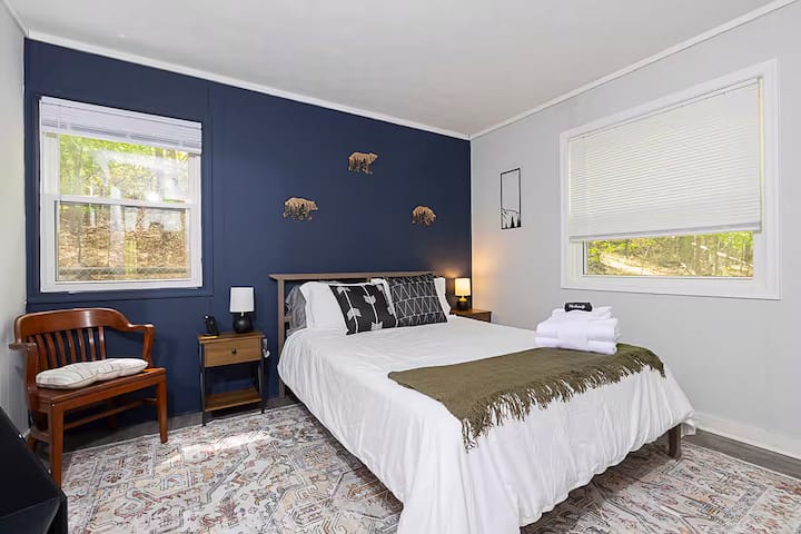 Dormitorios tranquilos con cama tamaño queen con comodidad acogedora Relájate en el segundo dormitorio del piso principal, completo con una cama tamaño queen con colchón de espuma viscoelástica para una noche de sueño reparador.
