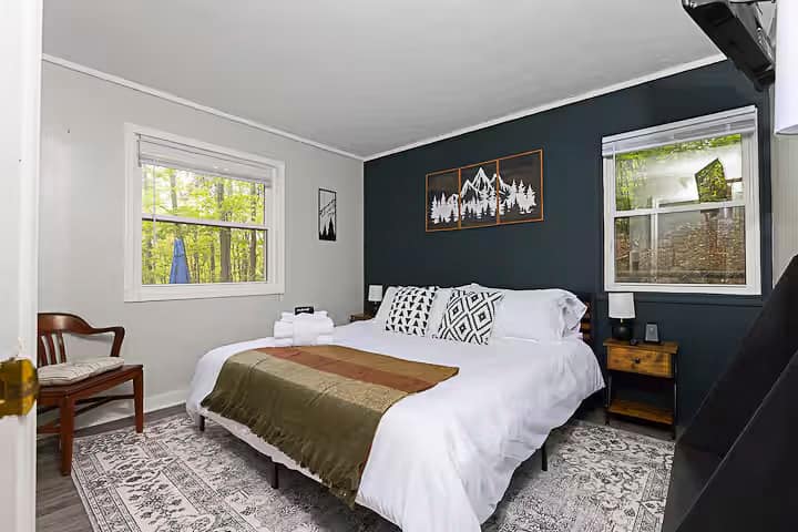 Amplia suite King con baño adyacente y TV inteligente: relájate en el dormitorio principal del piso principal, completo con una cama tamaño king con colchón de espuma viscoelástica para una noche de sueño reparador.