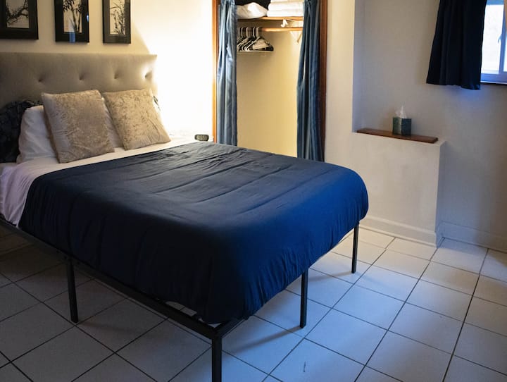 Chumba cha kulala cha pili kinajumuisha kitanda cha QUEEN, kinara cha taa, taa, dawati na kiti, rafu ya vitabu, kabati la nguo, mapazia ya kufunika chumba na kabati.