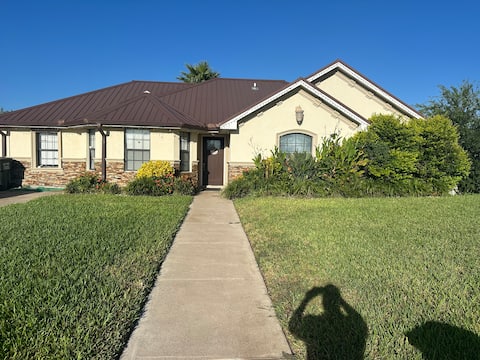Confy home with Pool, great for bbqs
