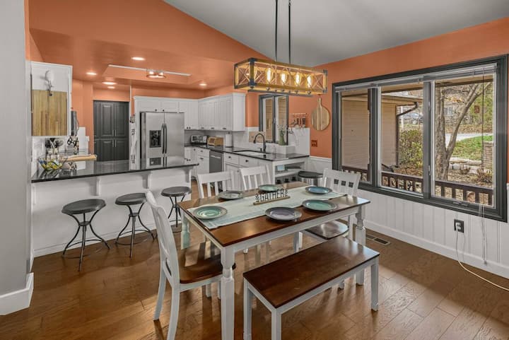 Bella Vista Retreat Sleeps 9 | Game Room + Trails - Decatur, AR