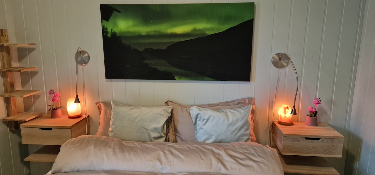 Krevat dopio 150 × 200.
Jorganë të rinj të butë.