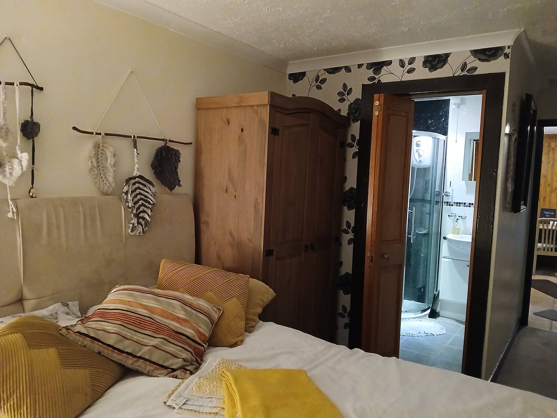 Self contained 1 bedroomed garden flat