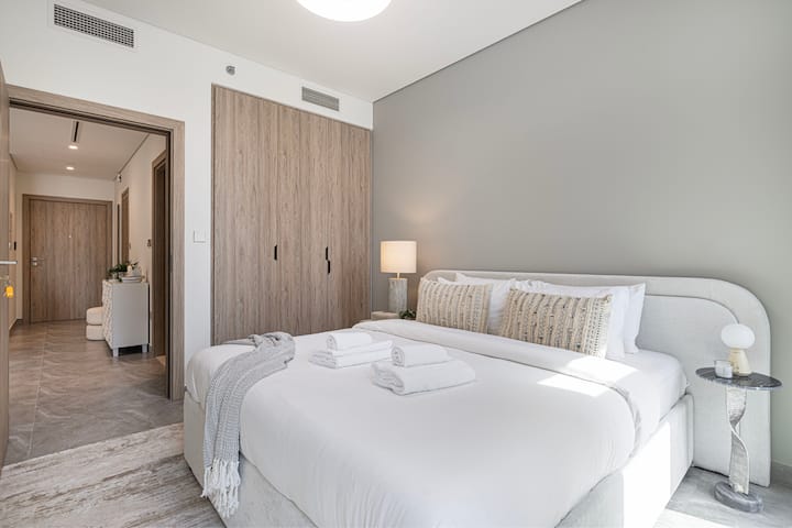 Prostrana spavaća soba s pogledom. Uživajte u modernoj udobnosti i zapanjujućem krajoliku uz obalu.