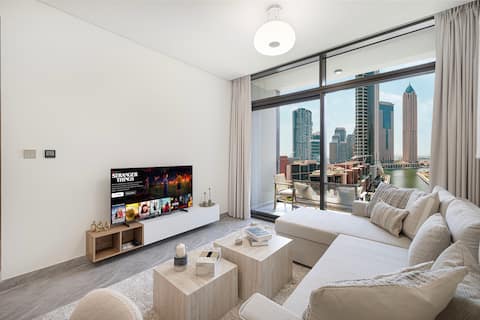 Top performing Airbnb: Spacious 1BR Overlooking Dubai Canal in Business Bay