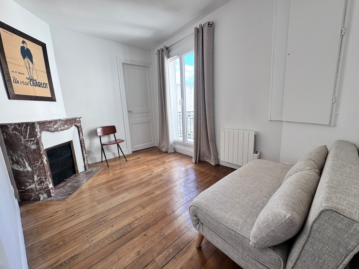 dodatna spavaća soba za 1 ili 2 osobe. kauč se rasklapa u udoban krevet 120/190. U ormaru možete pohraniti svoje stvari.
To je mirna soba koja se nalazi na strani dvorišta kroz koju prolazite do glavne spavaće sobe.