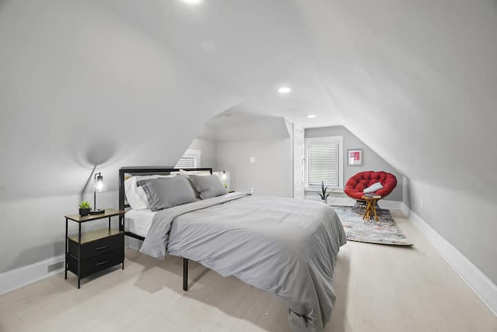 Спална соба 4 (брачен кревет (широк 180-220 см):
Овој светол и просторен таван нуди доволно простор за опуштање или работа и е внимателно украсен со автентични сувенири од Карнеги Мелон и уметнички дела. 