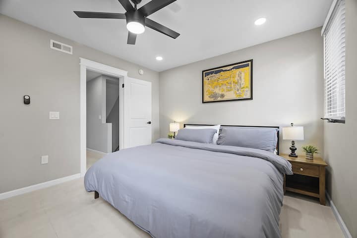 Главна спална соба (брачен кревет (широк 180 - 200 см):
Уживајте во удобноста во оваа привлечна главна спална соба со брачен кревет кој ветува мирни ноќи. Нашиот душек од мемори пена има гел за ладење кој обезбедува луксузен и пријатен ноќен сон.