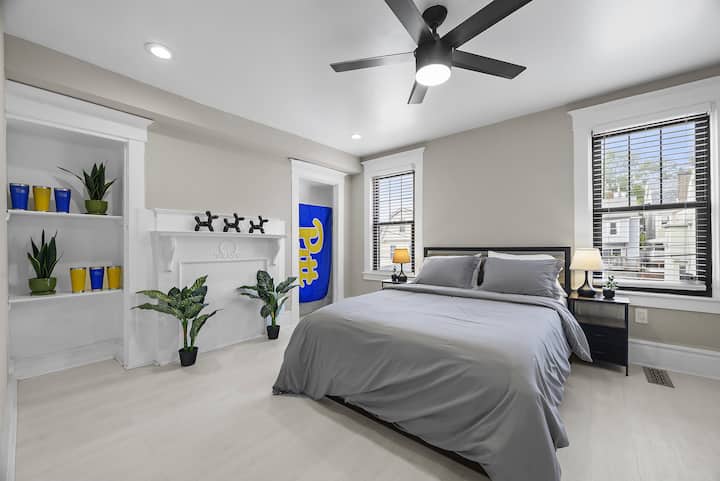 Спална соба 3 (брачен кревет (широк 180-220 см):
Откријте голема, привлечна соба внимателно дизајнирана да ве потопи во гордоста на Пит, истовремено нудејќи доволно простор за опуштање и полнење.
