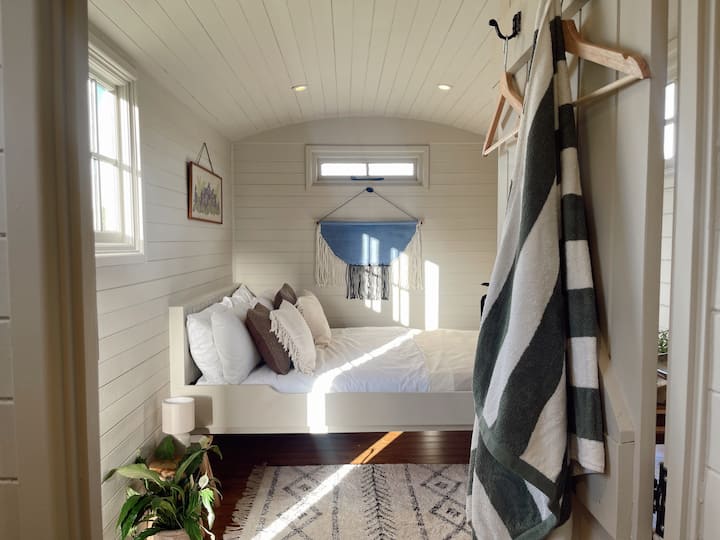 Dorset Shepherds Hut With Ensuite - Foxglove - Dorset
