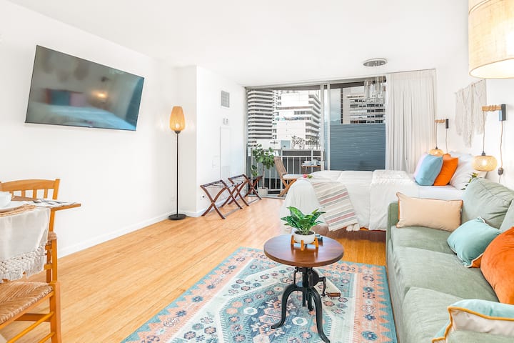 Опуштете се во мирно место за одмор со луксузен брачен кревет (широк 150-179 см) и удобен двоен кауч на спуштање — совршен за пријателите или семејството.