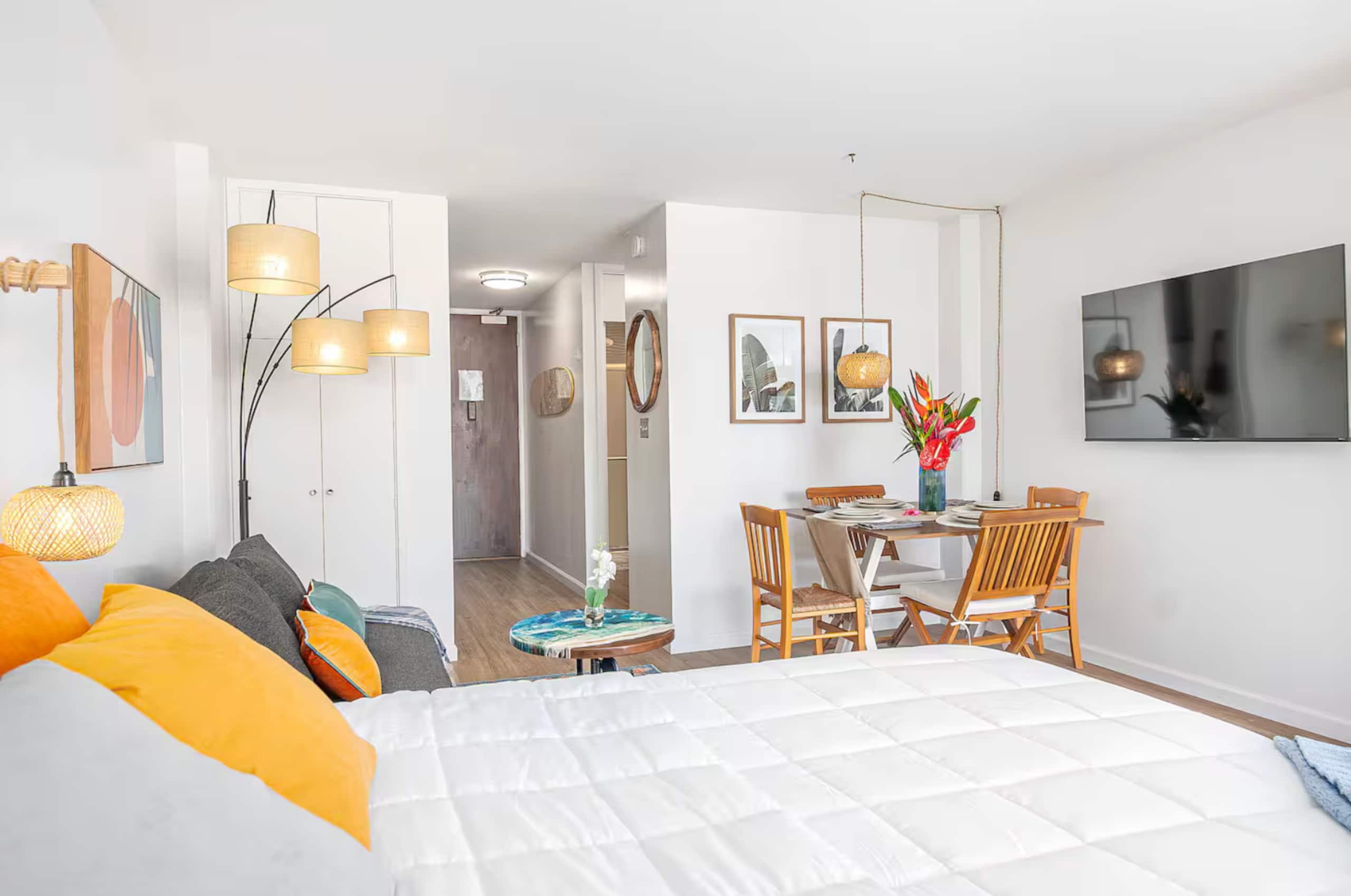 Condo in Honolulu · ★4.86 · 1 bedroom · 2 beds · 1 private bath - Image 2