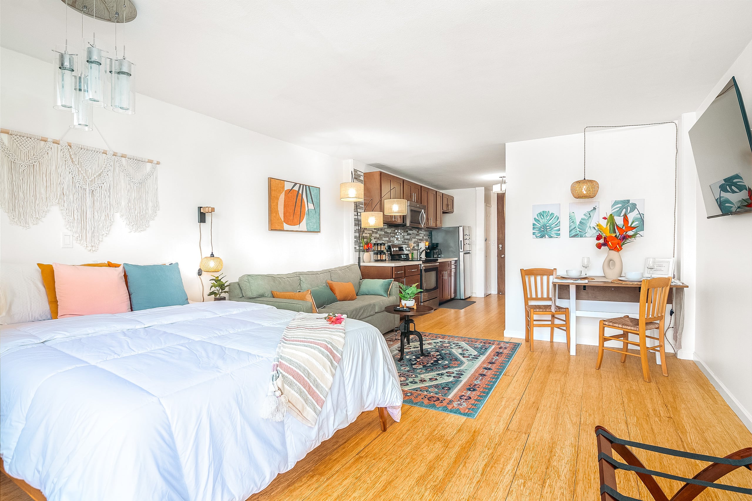 Condo in Honolulu · ★4.86 · 1 bedroom · 2 beds · 1 private bath - Image 53