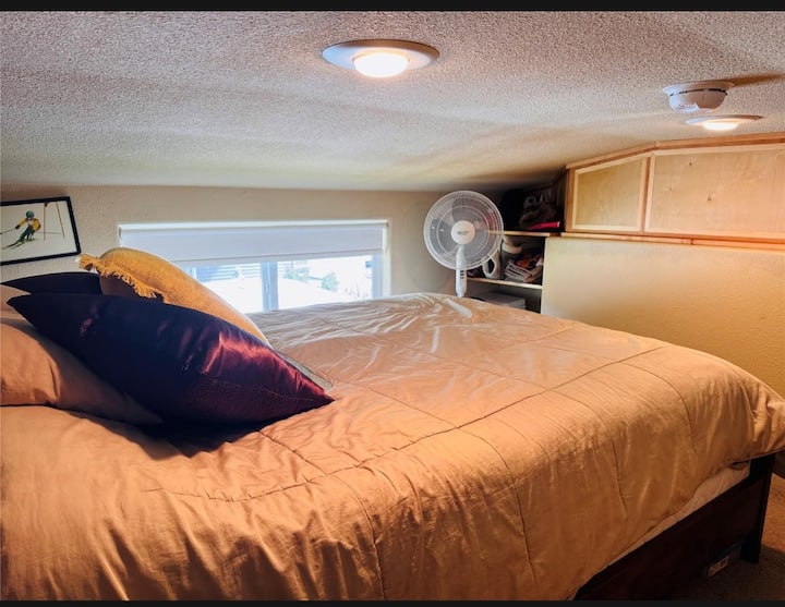 Esta habitación tiene 2 camas individuales (la foto debe actualizarse) y camas mucho más bajas al suelo. Más espacio para moverse.  En esta habitación, hay un rincón a un lado con un colchón, si un niño (posiblemente un adulto) quisiera dormir allí. 