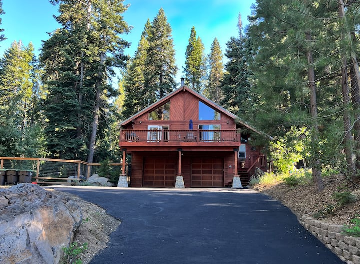 Truckee Mountain Retreat + Trails + Pet Friendly - Truckee, CA