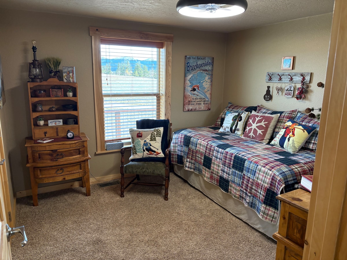 Vysúvacia posteľ sa v prípade potreby vysunie a vytvorí posteľ veľkosti King