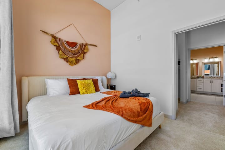 Súkromná spálňa s manželskou posteľou a vlastnou kúpeľňou. 