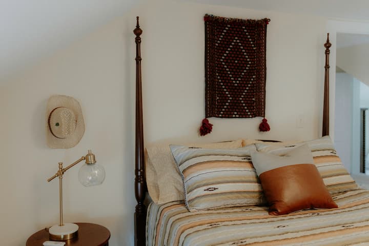 ห้องนอนหลักอยู่บนชั้น 2 และมีเตียงควีนไซส์ พื้นผิวที่โดดเด่น สมาร์ททีวี ตู้เสื้อผ้าขนาดใหญ่ และห้องน้ำในตัวขนาดใหญ่