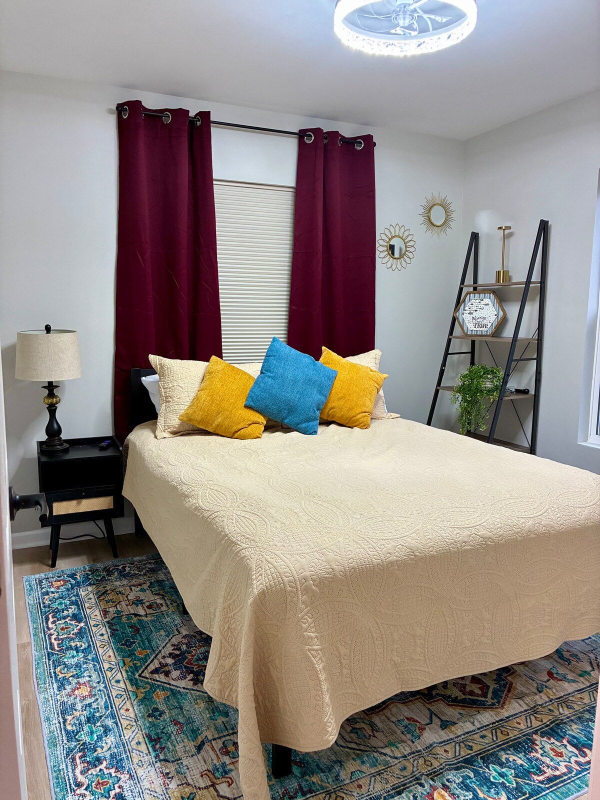 Kitanda aina ya Queen size
Mapazia meusi