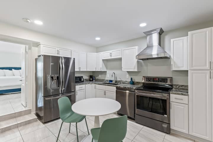 Comfy Oceanside 1br | Full Kitchen | Steps To Sand - Daytona Beach Shores, FL