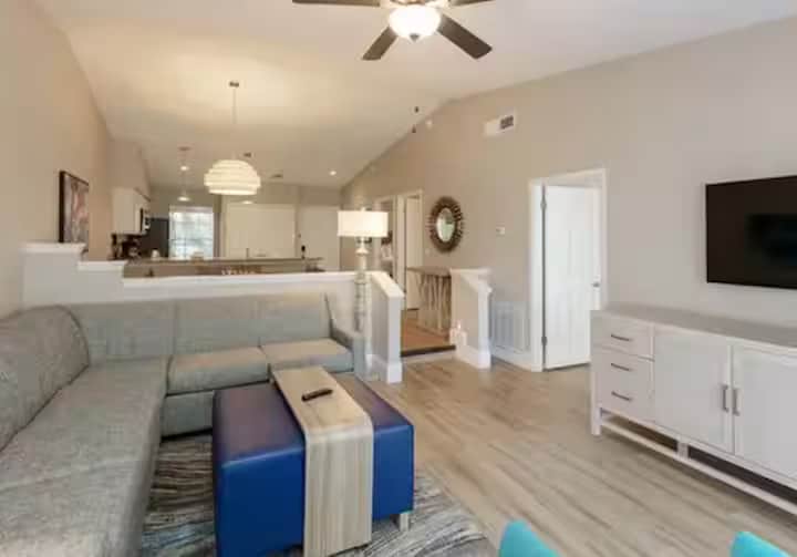 غرفة معيشة مفتوحة مع أريكة سرير بحجم متوسط