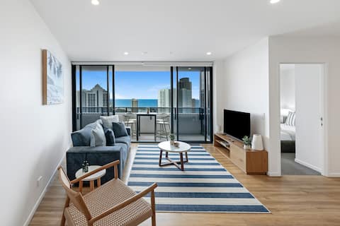 Ocean View 2BR Apt ~ 300m from Beach w/ Pool & Gym