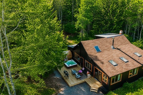 Blackwood Retreat • Hot Tub, Sauna & Fire Pit