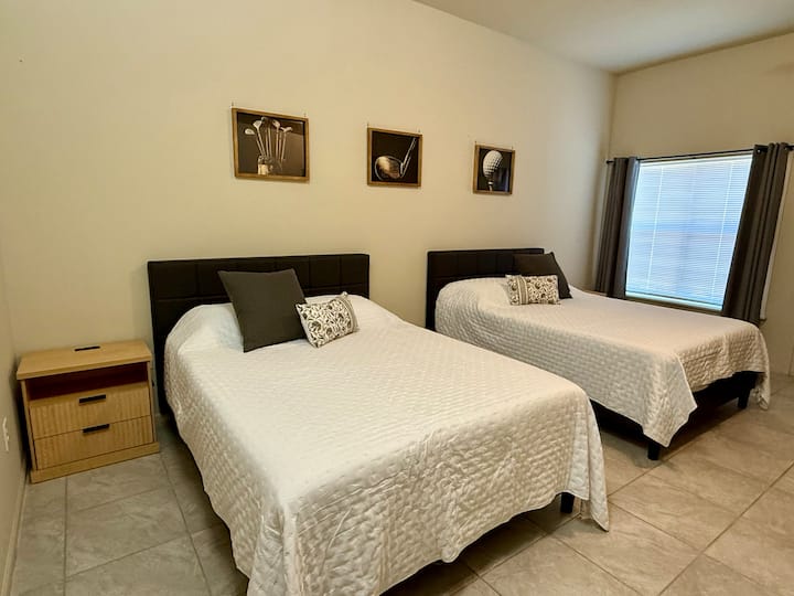 საძინებელი 2 საწოლით (152×203 სმ) პირველ სართულზე 