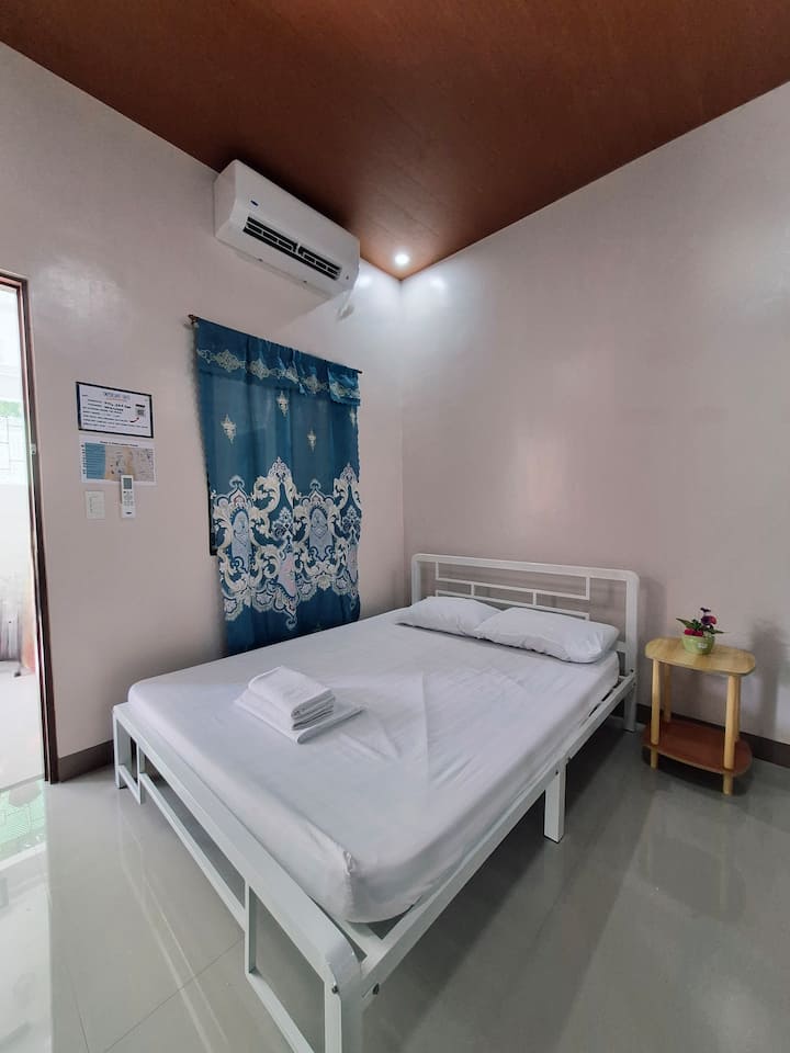 ✅  BEDROOM: 
• Spacious air-conditioned room 
• 1 Queen bed (sleeps 2 guests).
• 1 DOUBLE-sized bunk bed.   (sleeps 4 guests).
• Floor mattress will only be set up for the 7th and 8th guests