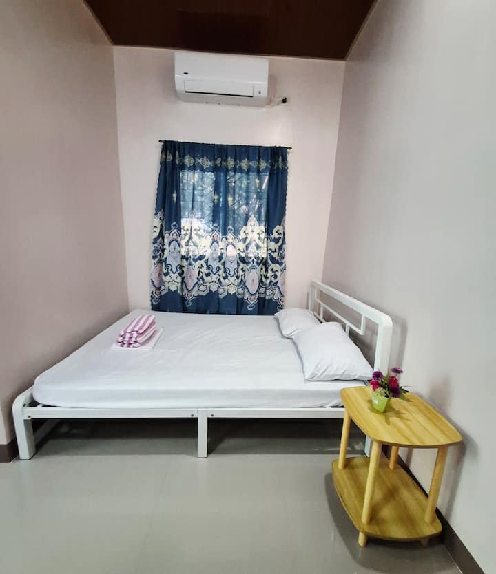 ✅ Large A/C bedroom with multiple beds 
• 1 Queen bed
• 2x DOUBLE-sized bunk beds
• 10-person capacity in total