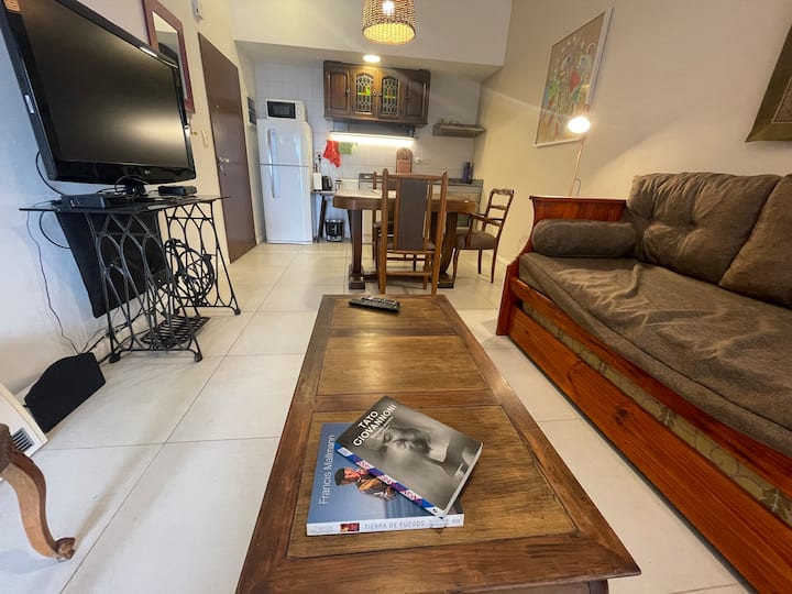 Monoambiente con balcón y parrilla en Constitución