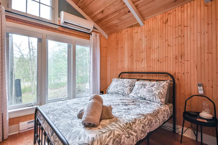 Ova spavaća soba ima bračni krevet i veliki ormar.  Gleda na stražnju polovicu posjeda.  U ovoj spavaćoj sobi postoji klima-uređaj za grijanje i hlađenje.  Posteljina i ručnici uključeni su u cijenu. 