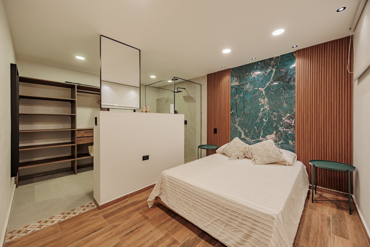 ფართო ღია გეგმარების ლუქს‑კლასის ნომერი, რომელიც გაფორმებულია, როგორც სასტუმროს ნომერი.