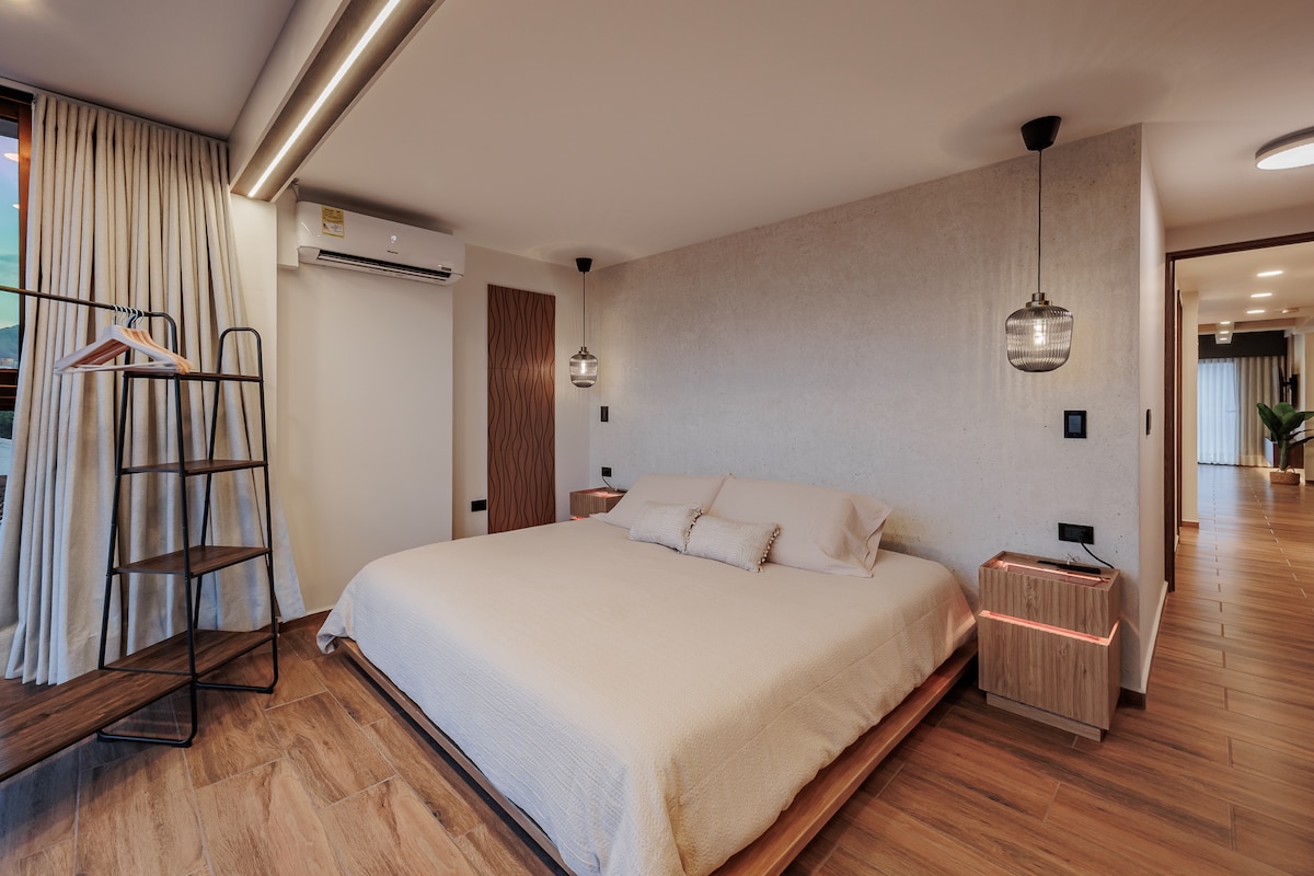 მთავარი საძინებელი, რომელშიც არის 183×213 სმ ზომის საწოლი, კონდიციონერი, დიზაინერული ტუმბოები და გარემოს შექმნისთვის განკუთვნილი განათება.