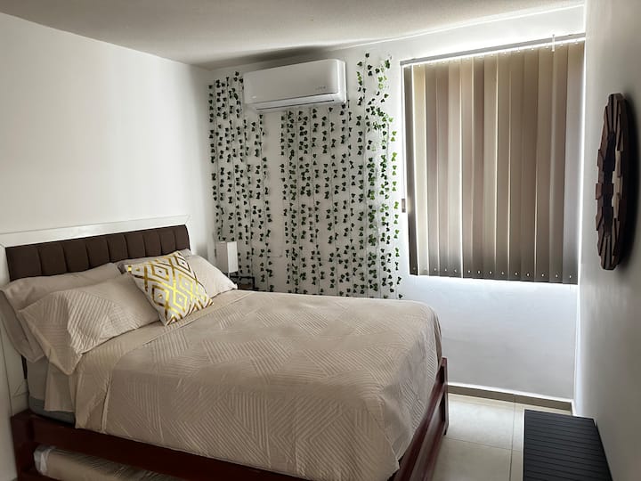 Bračni krevet, klima-uređaj, može spavati 4 osobe.