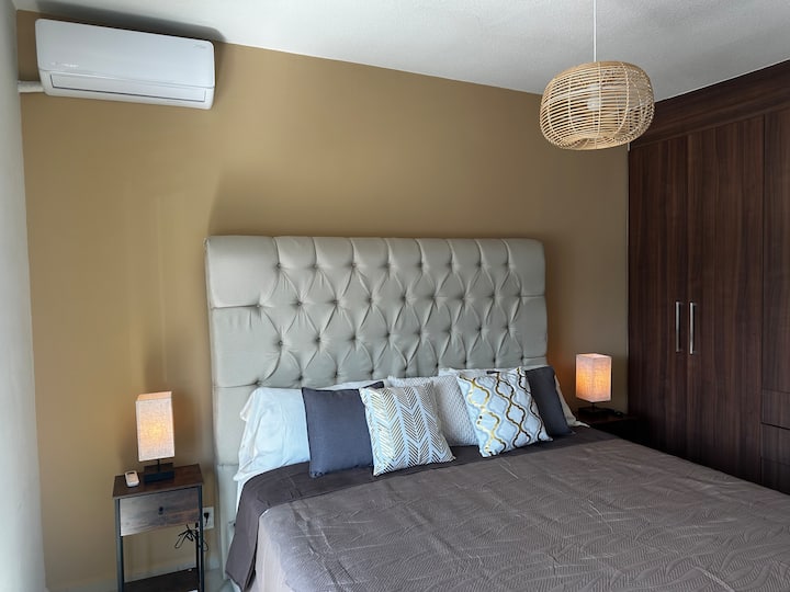 Udobna spavaća soba s klima-uređajem, TV-om i vlastitom kupaonicom. Idealno za odmor nakon napornog dana.