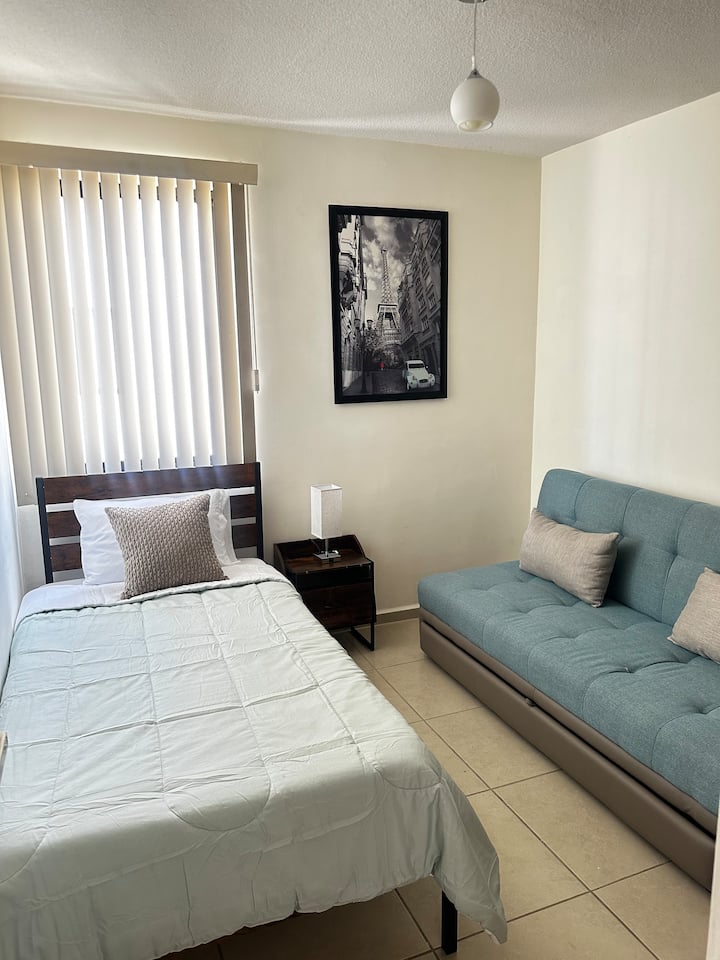 Spavaća soba s krevetom za jednu osobu i kaučem na razvlačenje na kojem mogu spavati dvije osobe te dodatnim madracem.