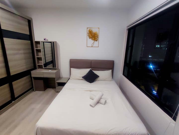 Un segundo dormitorio con una cama tamaño queen y almohadas lujosas.