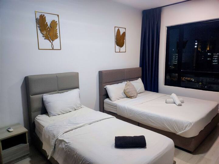 Un dormitorio PRINCIPAL con una cama tamaño queen, una cama individual súper y un baño privado.